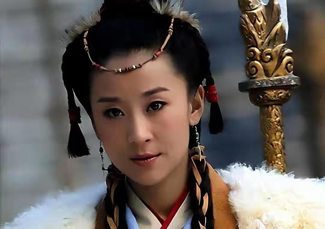 穆桂英53岁战死无人收尸，佘太君哭碎山崖，朝廷一言不发
 

 
53岁，十二个