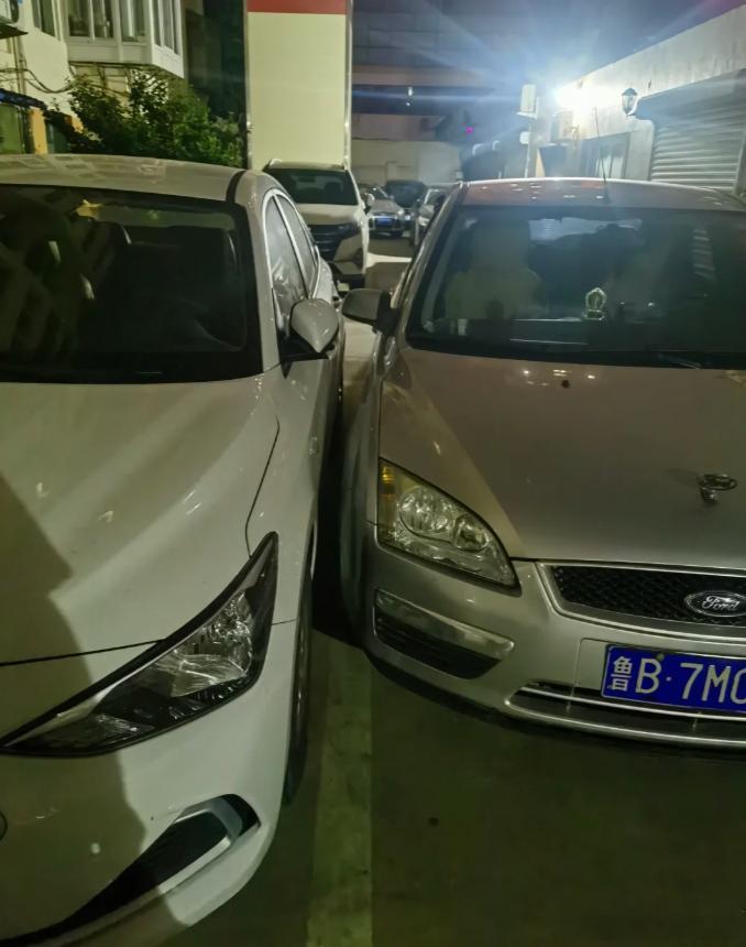 兵家必争之地是吧？老小区停个车是真难，就硬往里停[泪奔] ​​​