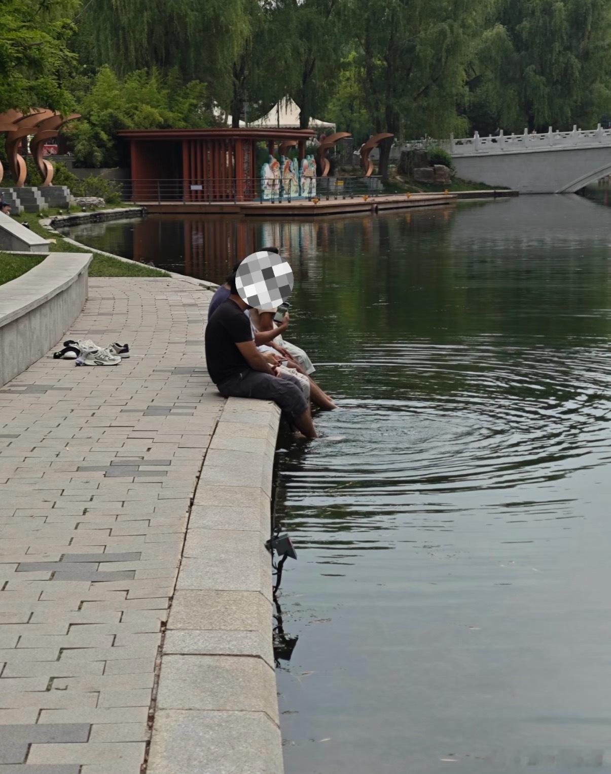 北京朝阳公园遇到的一幕，一群印度阿三在湖水泡脚。。。 