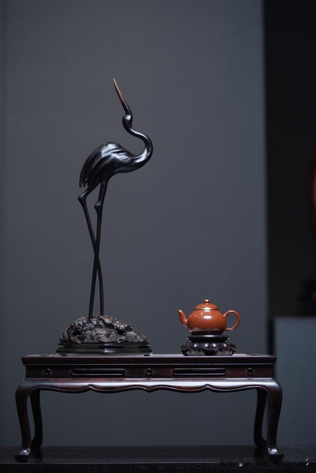 这一只鹤，很“轻”。

不是重量的轻，是气的轻。
线条干净利落，像一笔写出来的—