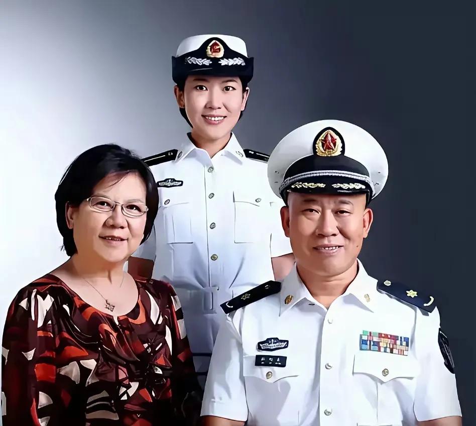 “丑角”演员杜旭东原来这么帅，看着他好幸福啊！我们光看他在电影，电视中表演的都是