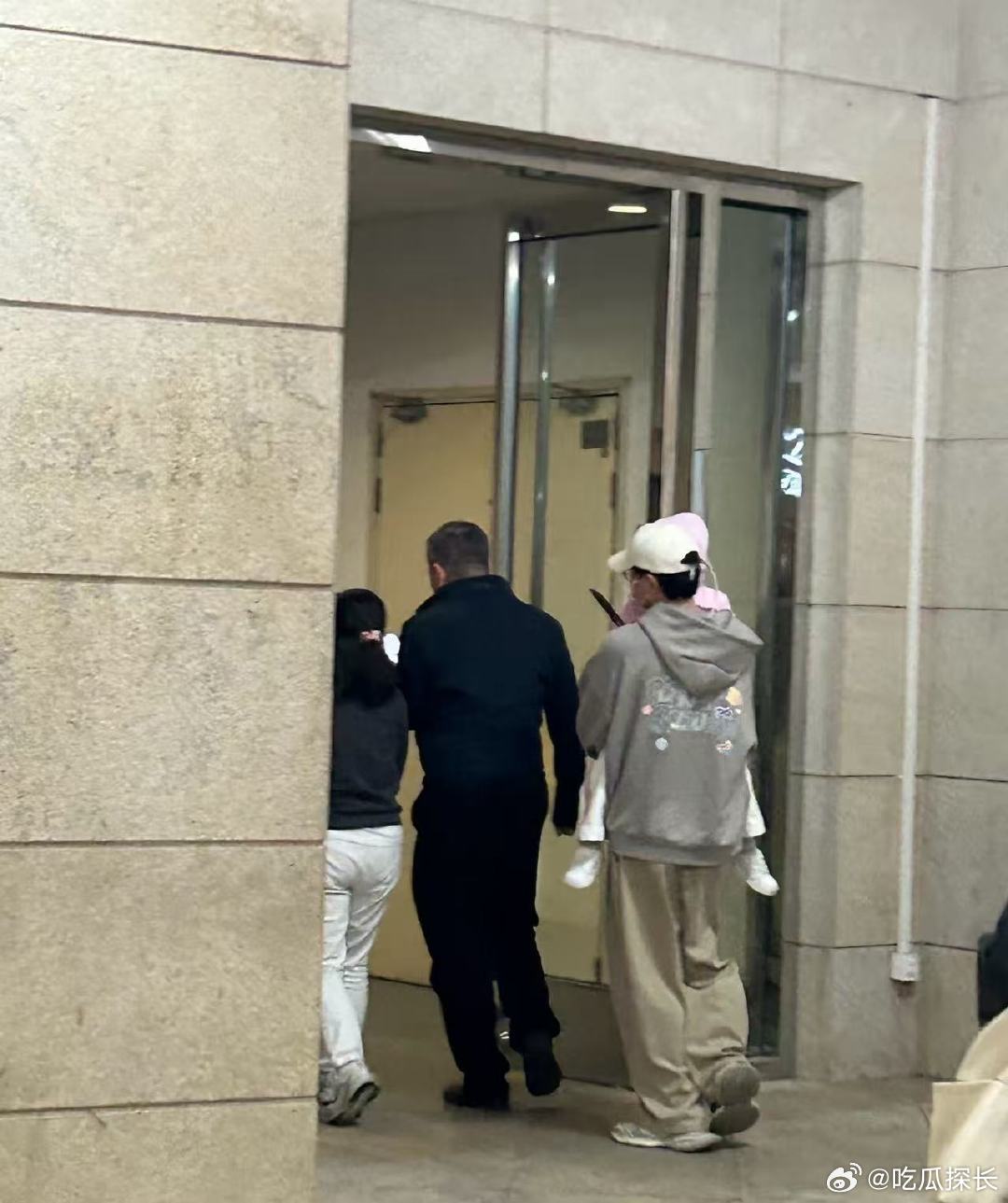 张杰带三个女儿看音乐剧，灰色外套来了哈哈哈，也想偶遇