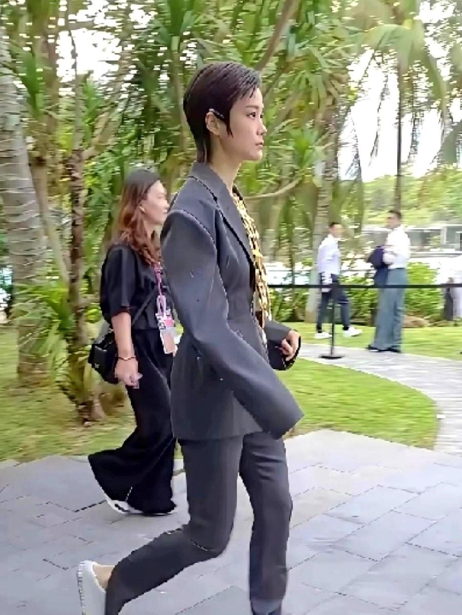 当年的超女冠军，怎么就她成了今天的文化符号？
2005年那场选秀，简直是平地一声