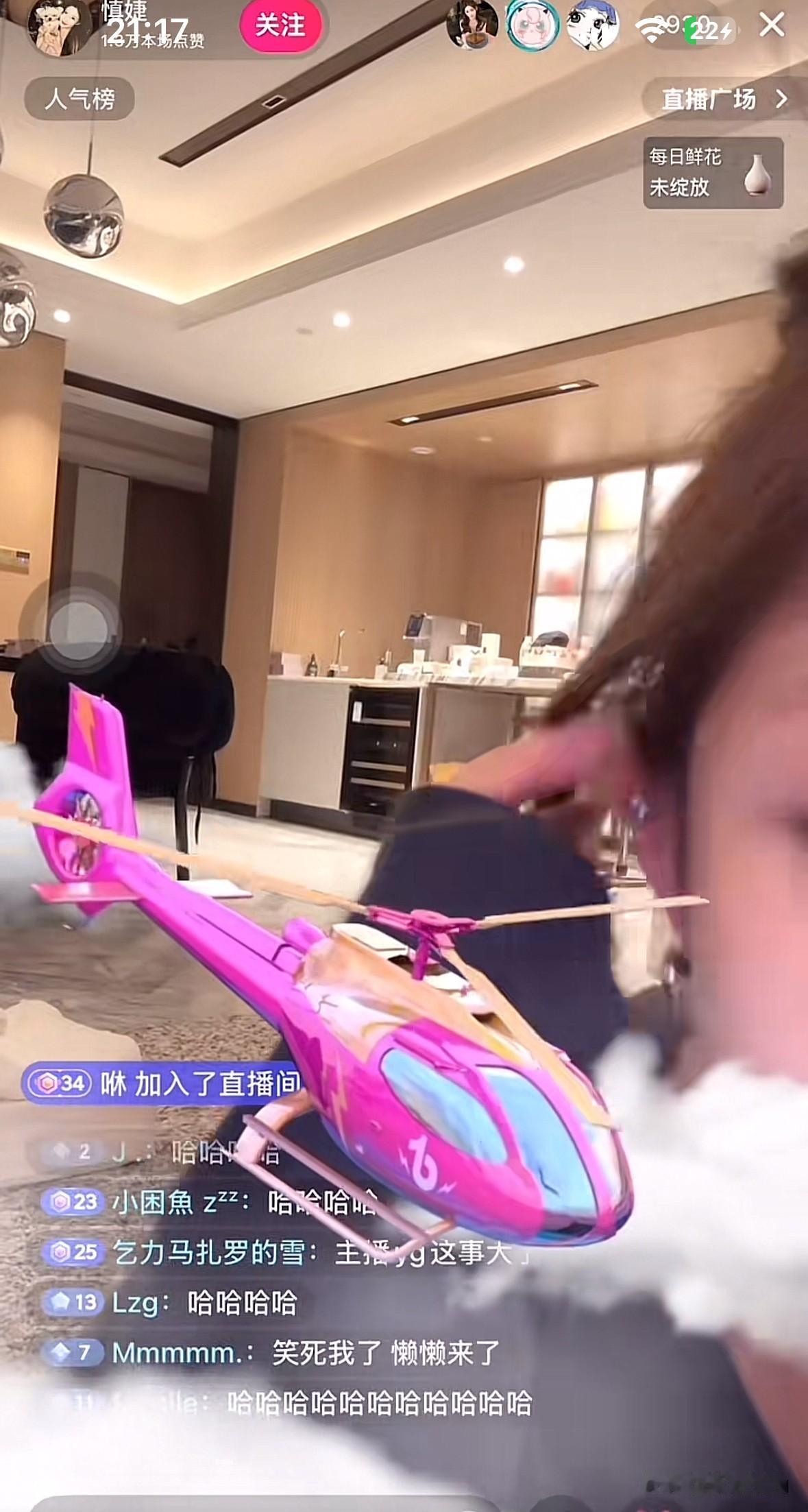 我突然有点理解王思聪了，这么会“整活”的女朋友，谁会不喜欢啊？

前几天深夜，王