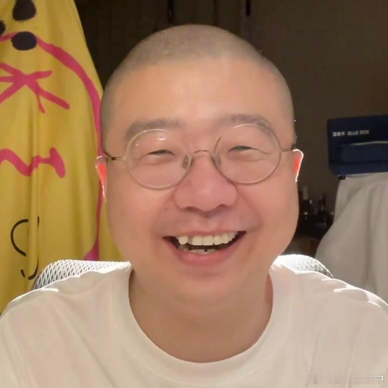 李诞吐槽吕严吃螃蟹不吐壳 谁懂啊！吕严这吃相真的太下饭了！李诞说他吃螃蟹不吐壳，