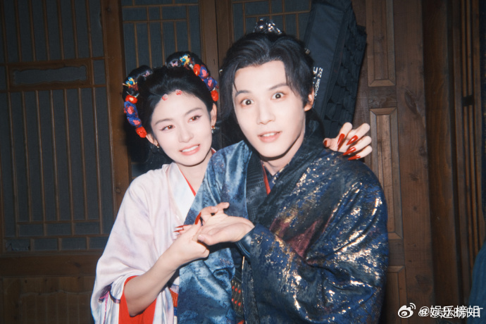 今天赵晴、郑业成趣味互动晒合照，在评论区赵晴回复郑业成：“我发现这里有六只眼睛”