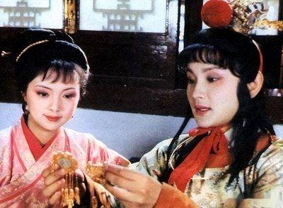 薛家造假？搞笑吧。造假的恐怕是贾家。

“金玉良缘”是薛家编造出来的？
这是我听