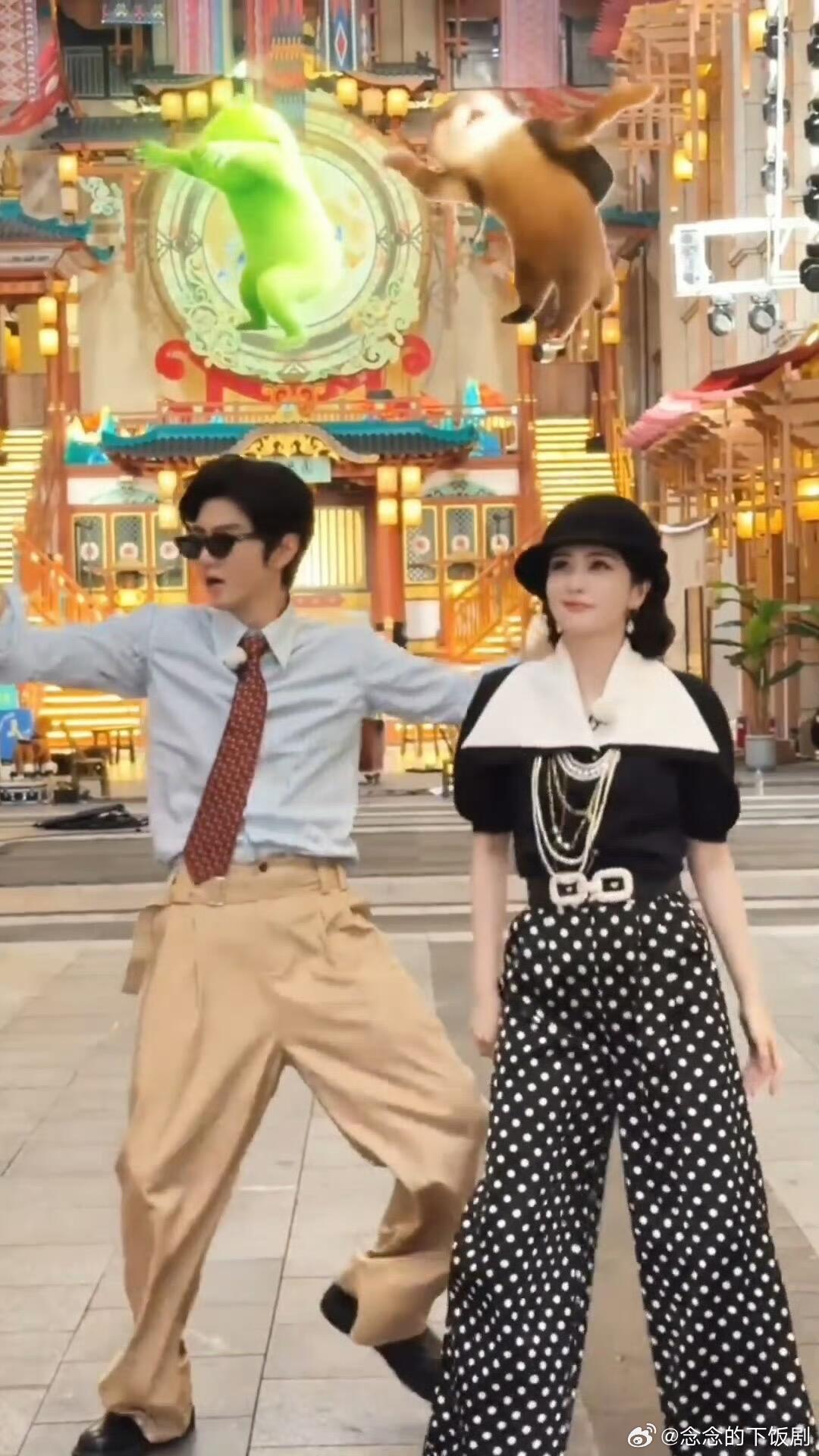 奔跑吧白鹿陈哲远跳舞白鹿陈哲远cos小绿人水獭跳舞陈哲远‖奔跑吧‖白鹿‖ 