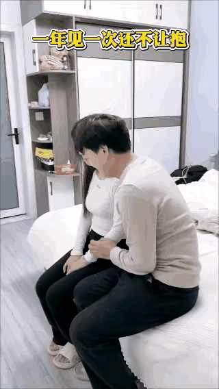 这日子还能过吗？夫妻两地分居，真的太熬人了！
 
老公在外打工一年，过年就回来几