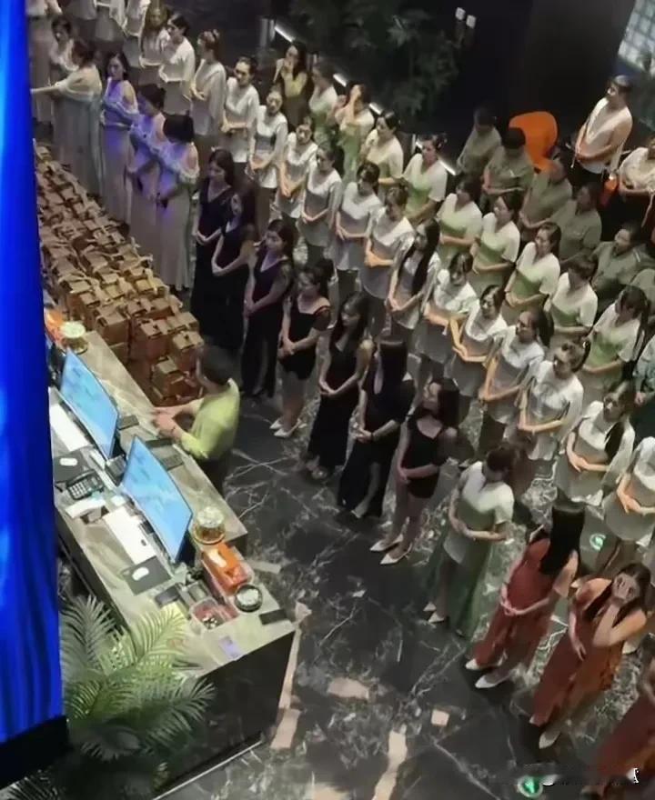 “听说东北上班前都要开例会，而且还特别热闹，就像一场派对一样。”

这句话在网络