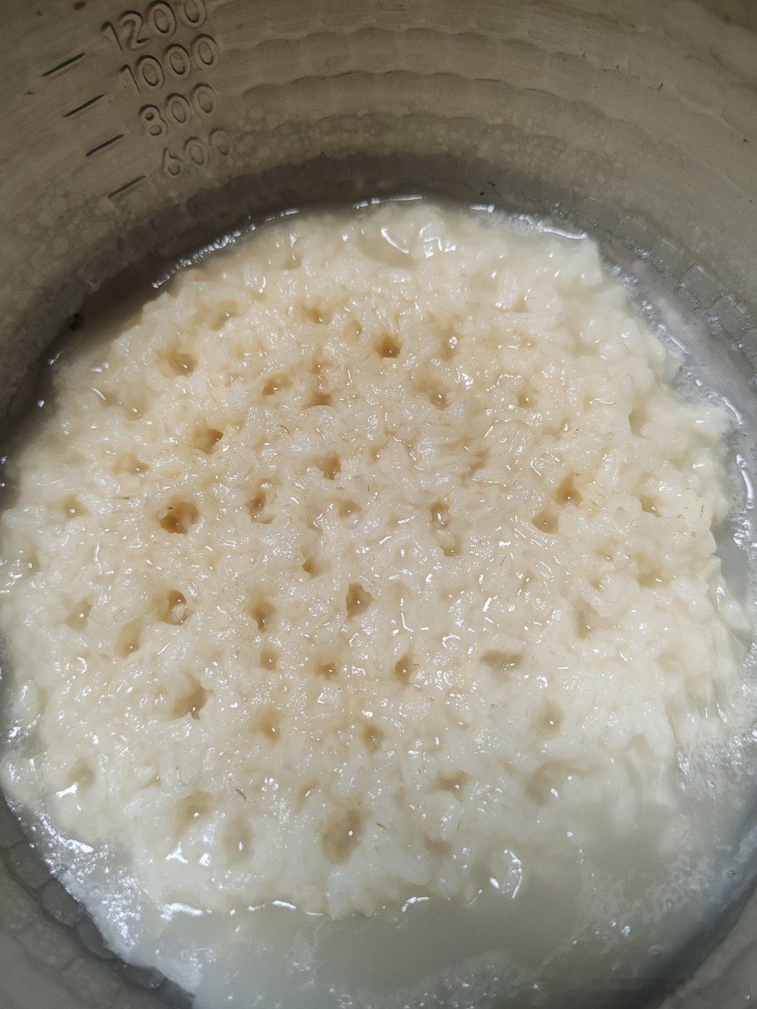 肚子饿了，想煮点粥吃。结果打个电话就忘记了～突然闻到糊味才从沙发上蹦了起来。 