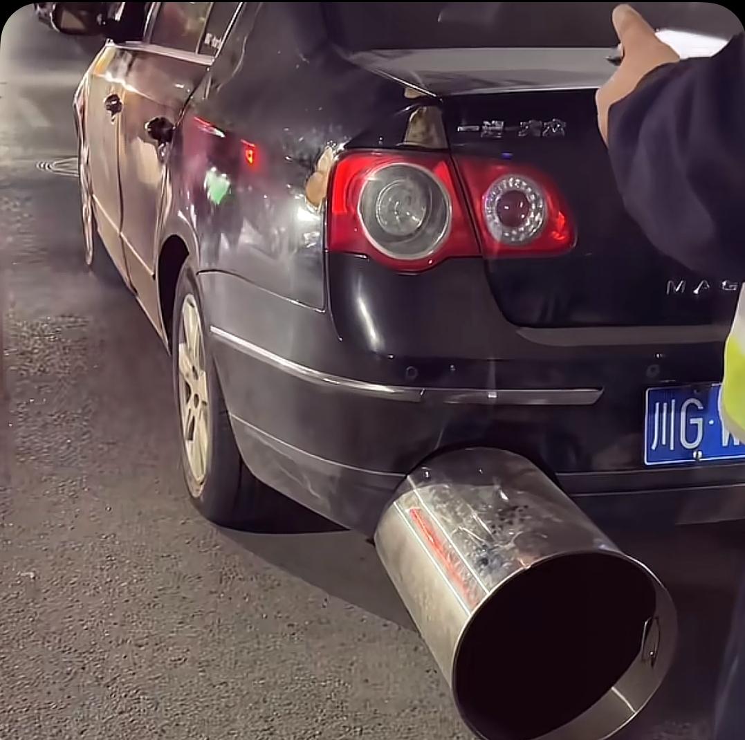 这个排气管真的太大了，竟然还能开到街上，这下好了，被查了吧【来自懂车帝车友圈】