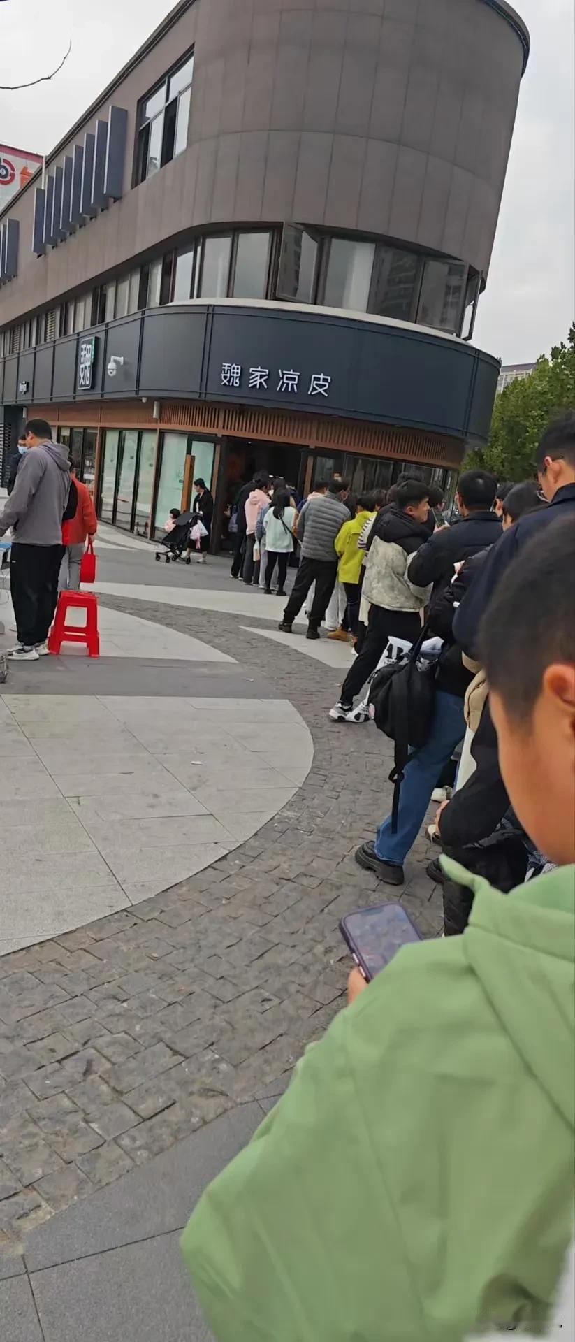 在合肥，在当下人人都说餐饮难干的时候，这家店天天食客排大队，让同行们汗颜啊！
