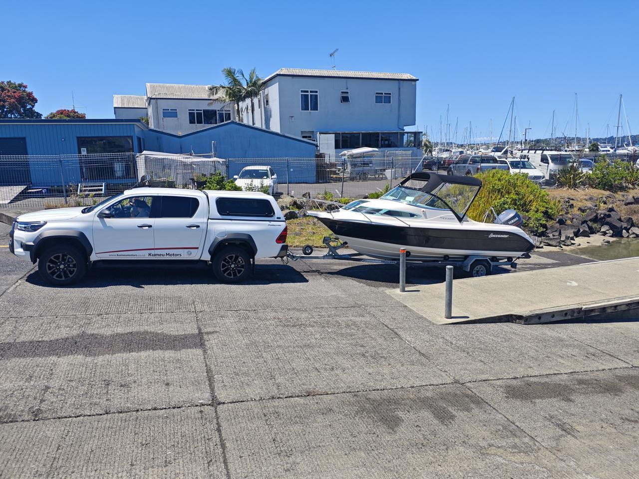 理念不同，养娃的方式也不同！

中午，我们来到西港码头，遇到了一对小夫妻，开着一