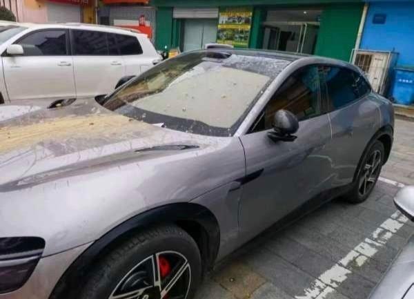 河北任丘小米Yu7车主表示，小米汽车被泼粪，小米法务协助车主及公安抓捕，不远处的