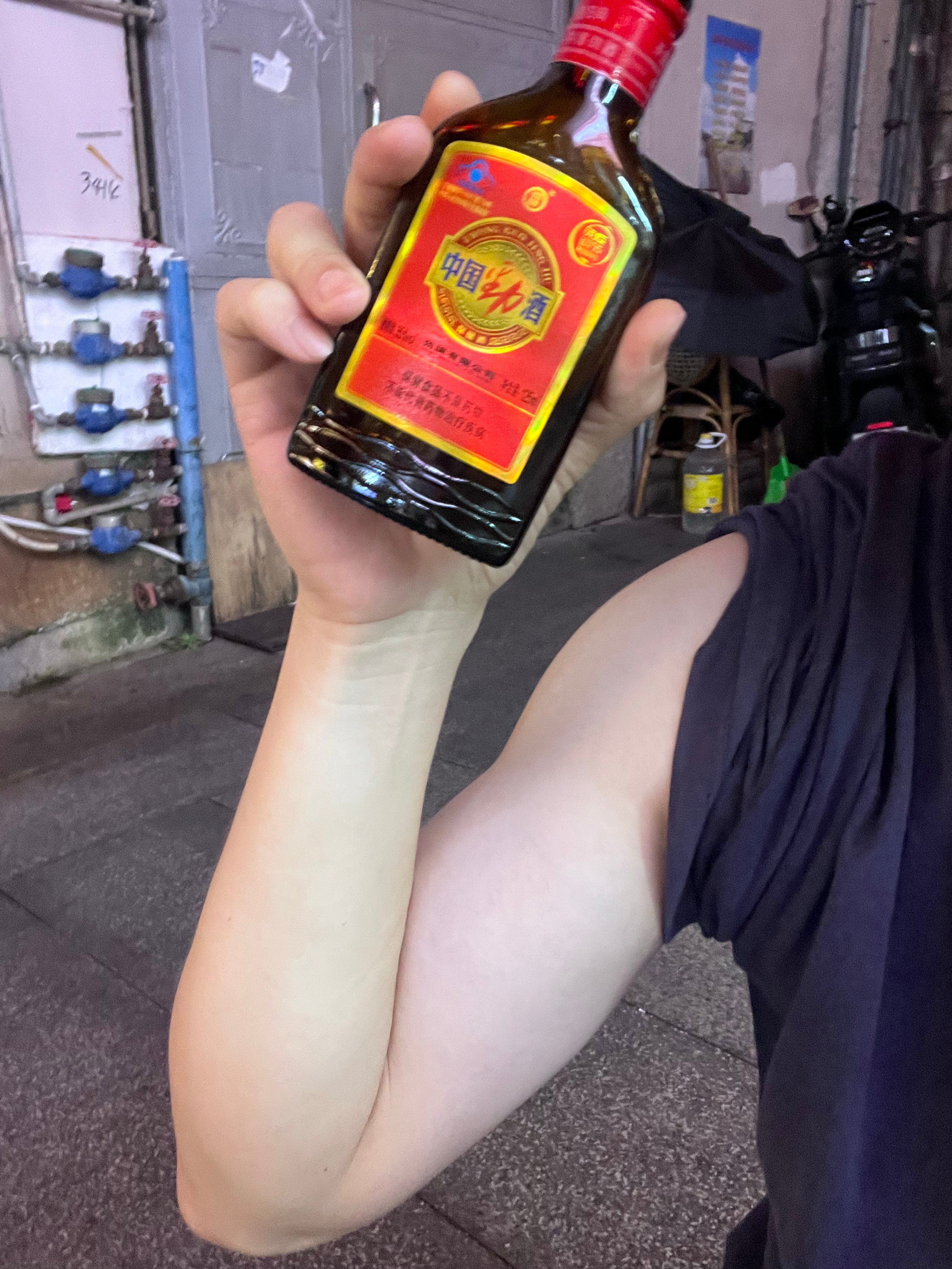 边走边喝来到小学门口，我以前在这里读书的时候都没想过我有一天会变成街边流浪汉。增