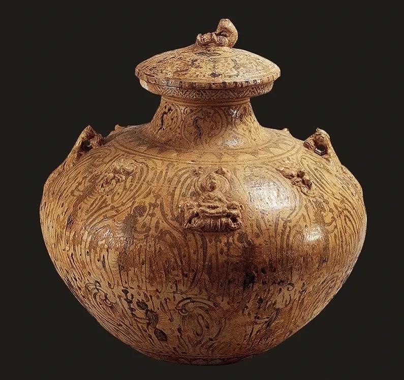通高32.1cm，口径12.6cm，底径13.6cm，青瓷质。
圆弧形盖，盖钮作