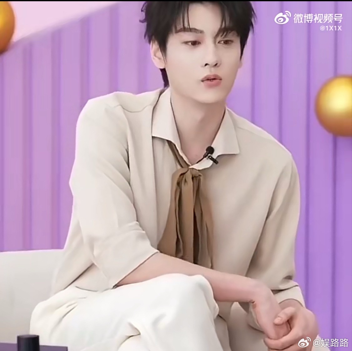 刚刷到田栩宁直播，整个人看着都瘦了，说自己真的好累，让大家别理那些有的没的，手上