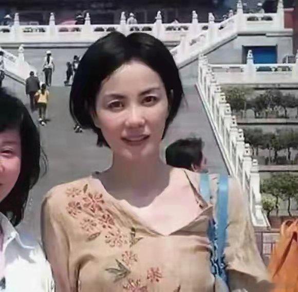 王菲素颜到福建寺庙祈福，棉麻素衣配帆布包，看起来很朴素很虔诚！ ​​​