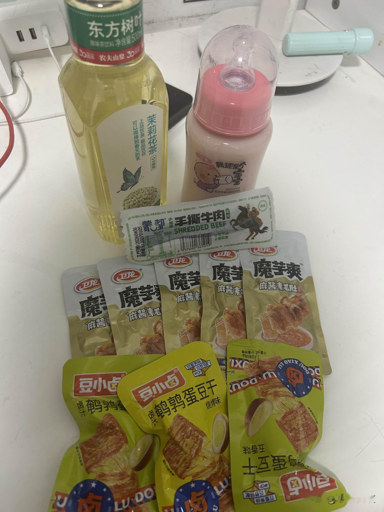 高中生过六一节还挺有意义的。哈尔滨德强学校高中部跟小学部一块儿庆祝六一，小学生跳
