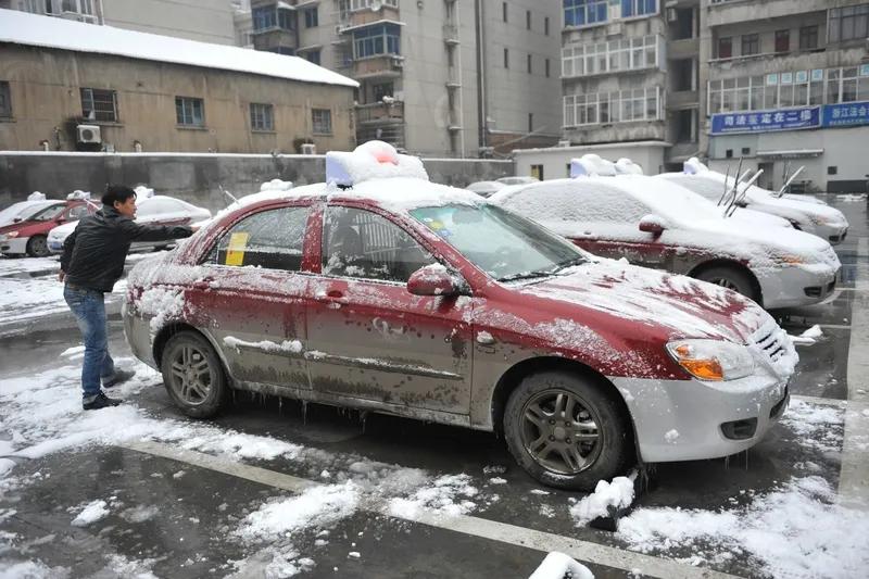 今年最寒冷的天已过
身体一直也不胖
所以，怕冷
今年冬天雪下了好几场
但都不大