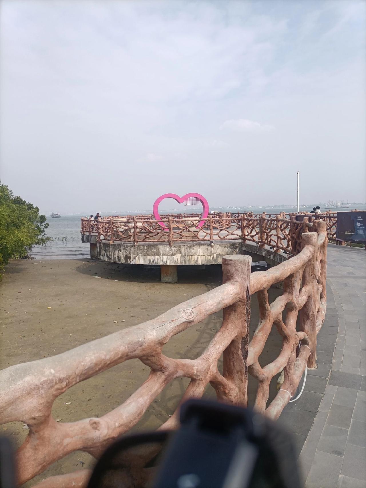 去霞山观海长廊开始很沮丧，因为正在围墙内大修进不去，无奈右转随便逛海边，却发现不