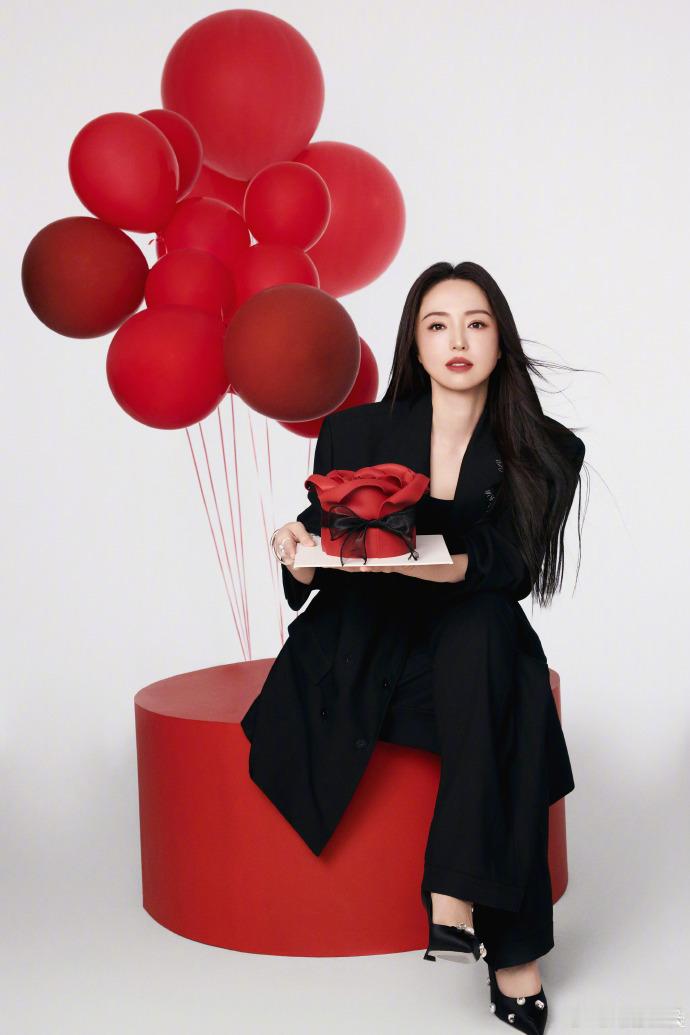 董璇红与黑生日大片 董璇红与黑生日大片来啦~手捧红气球和玫瑰蛋糕的姐，感觉香香软