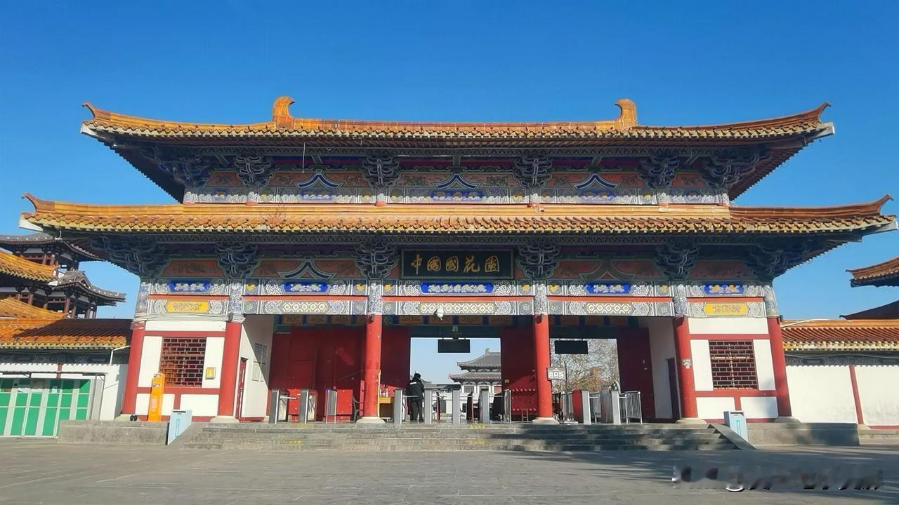 穿越5里长廊，尽享冬日美景，洛阳这个公园为何使人如醉如痴

朋友们，洛阳中国国花