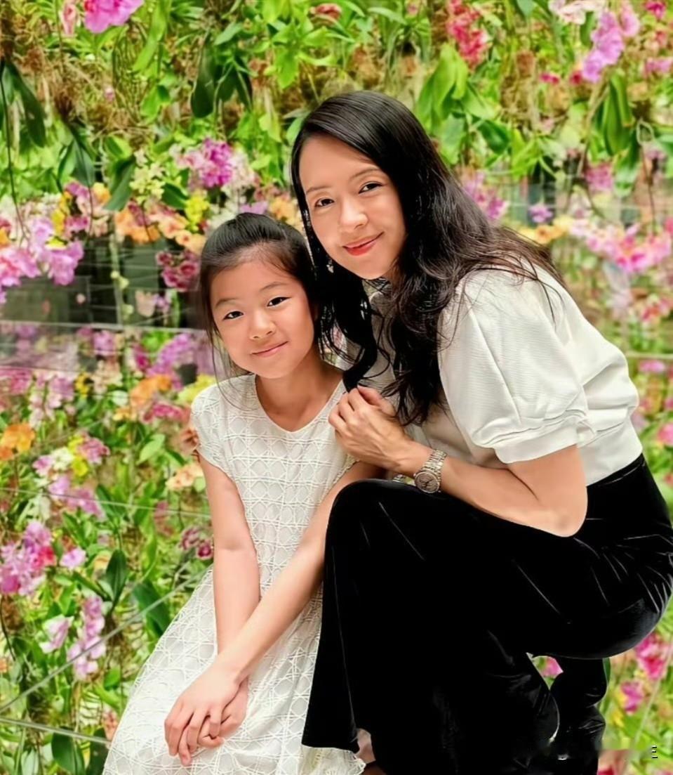 章子怡你这妈当得太实在了！

别的女星离婚后抢着曝光度，一年接三部戏还嫌少，你倒