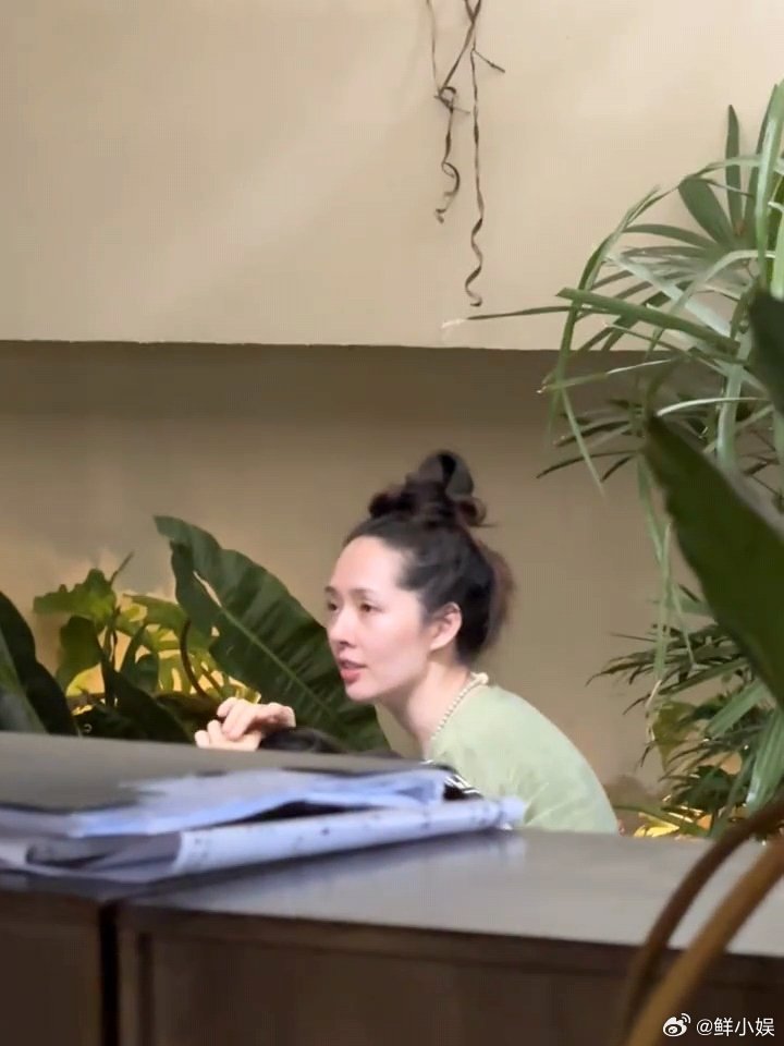 西双版纳偶遇郭碧婷西双版纳偶遇素颜郭碧婷西双版纳偶遇郭碧婷，远远就能看出是美女 
