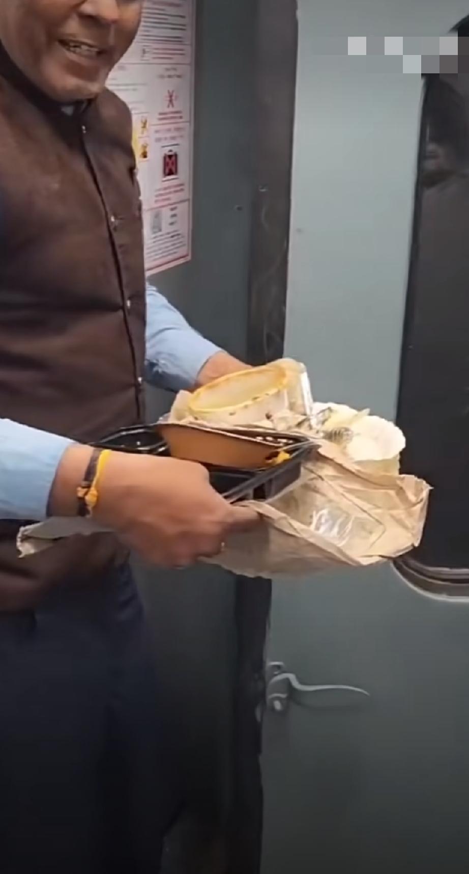印度人处理列车上的垃圾，竟然是直接扔出列车外面[捂脸]现在知道恒河为什么脏了吧？