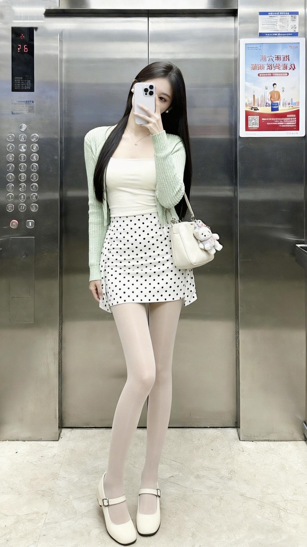 软乎乎的开衫裹着温柔，波点裙一摆就甜到发慌
小熊包一背，电梯间随手拍都像刚摘了把