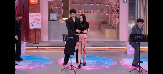 陈飞宇很忙但不知道在忙什么你好星期六笑不活了！陈飞宇跟热巴跳舞，四肢各忙各的，努