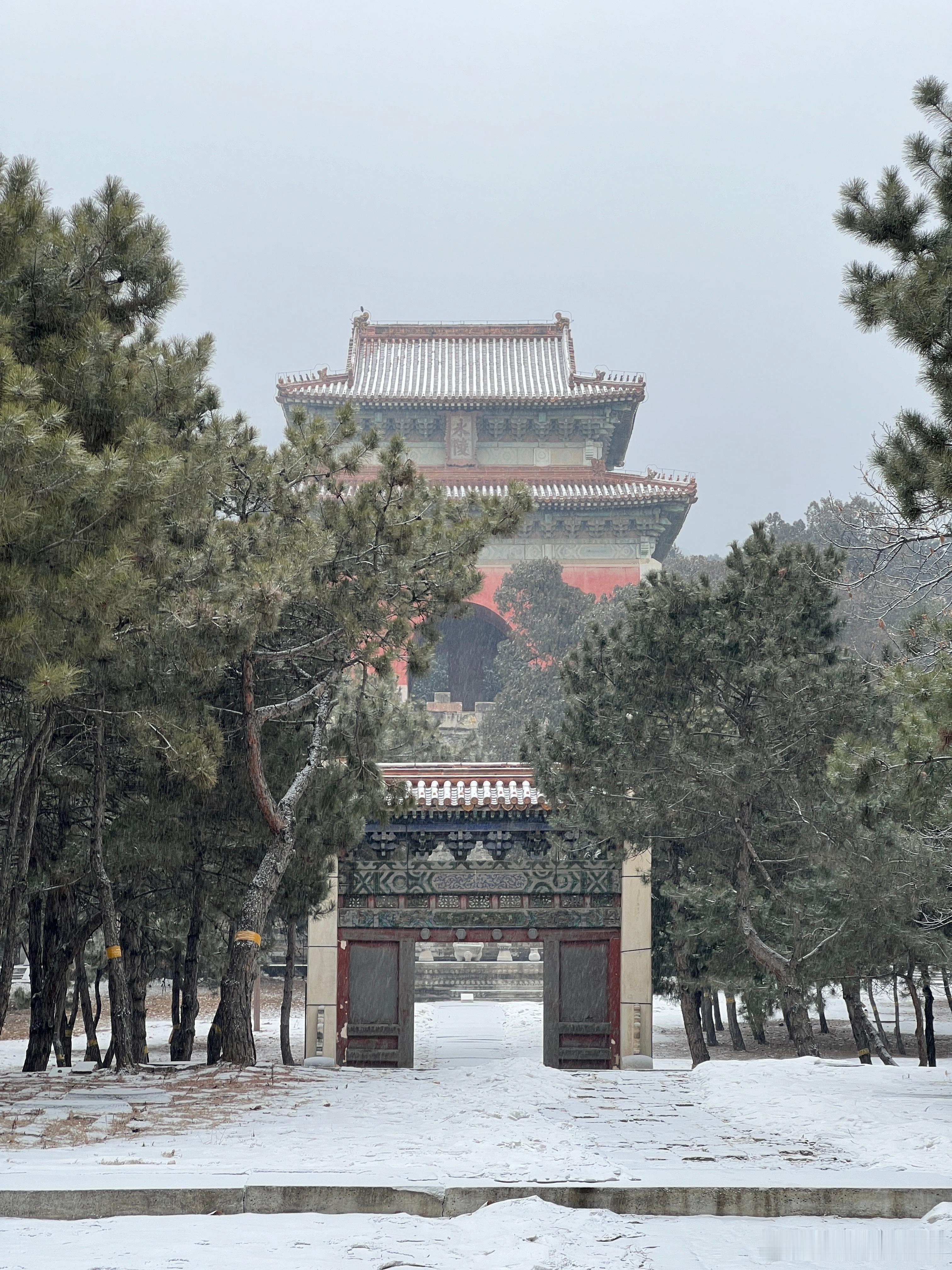 明十三陵永陵的明楼为完全砖石结构，其额枋，斗栱，椽，望板均为石雕。明楼内部采用石