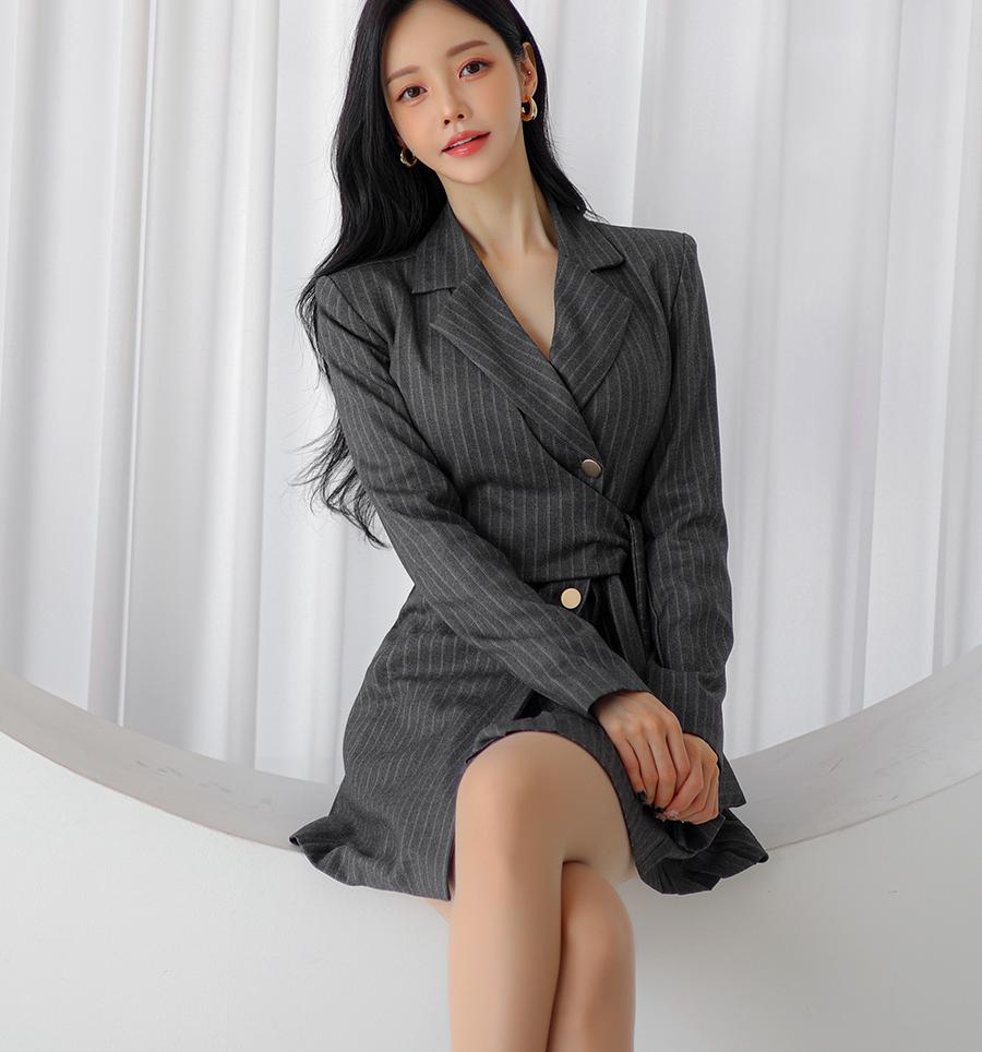 优雅职场风，灰色条纹西装裙，自信满满！