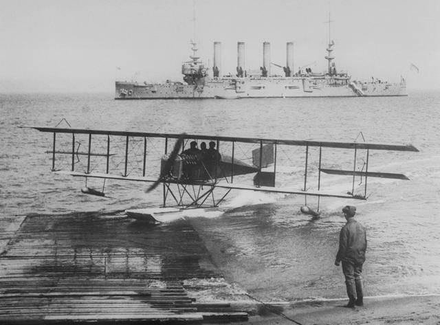 要理解特朗普为何要改舰岛，先得弄清楚舰岛是怎么来的。1910年，美国海军在一艘临