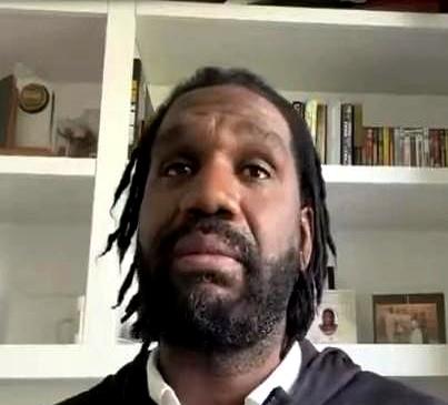 接着就夺冠？
这话从奥登口中抛出来，瞬间把话题点燃。
文班亚马，被他称作二十年一
