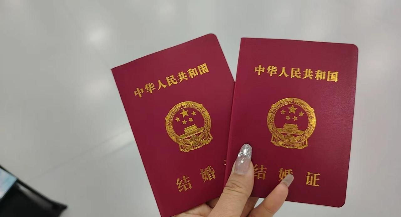 从今往后，风雪是你，平淡是你，目光所至皆是你。一屋两人，三餐四季，余生请多指教。