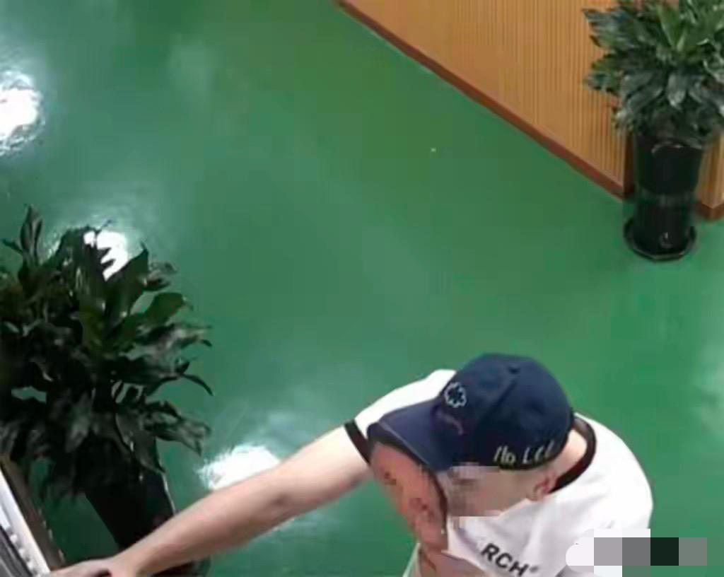 真会玩！带头用人脸面具代打卡，还狡辩没有这种事情
   一企业经理带领多名干部带