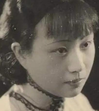 1925年，陈诚回家奔丧。7年不见的妻子，想与他同房。不料，刚到床上，就被他一脚