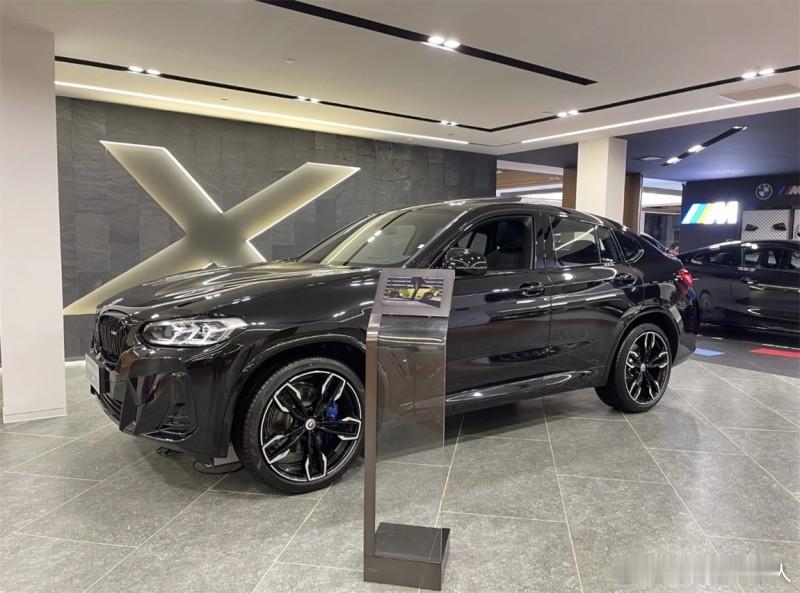宝马 X4 M40i 宝石青/云锦红，全新现车，车辆选配：云锦红，黑色高光外观组
