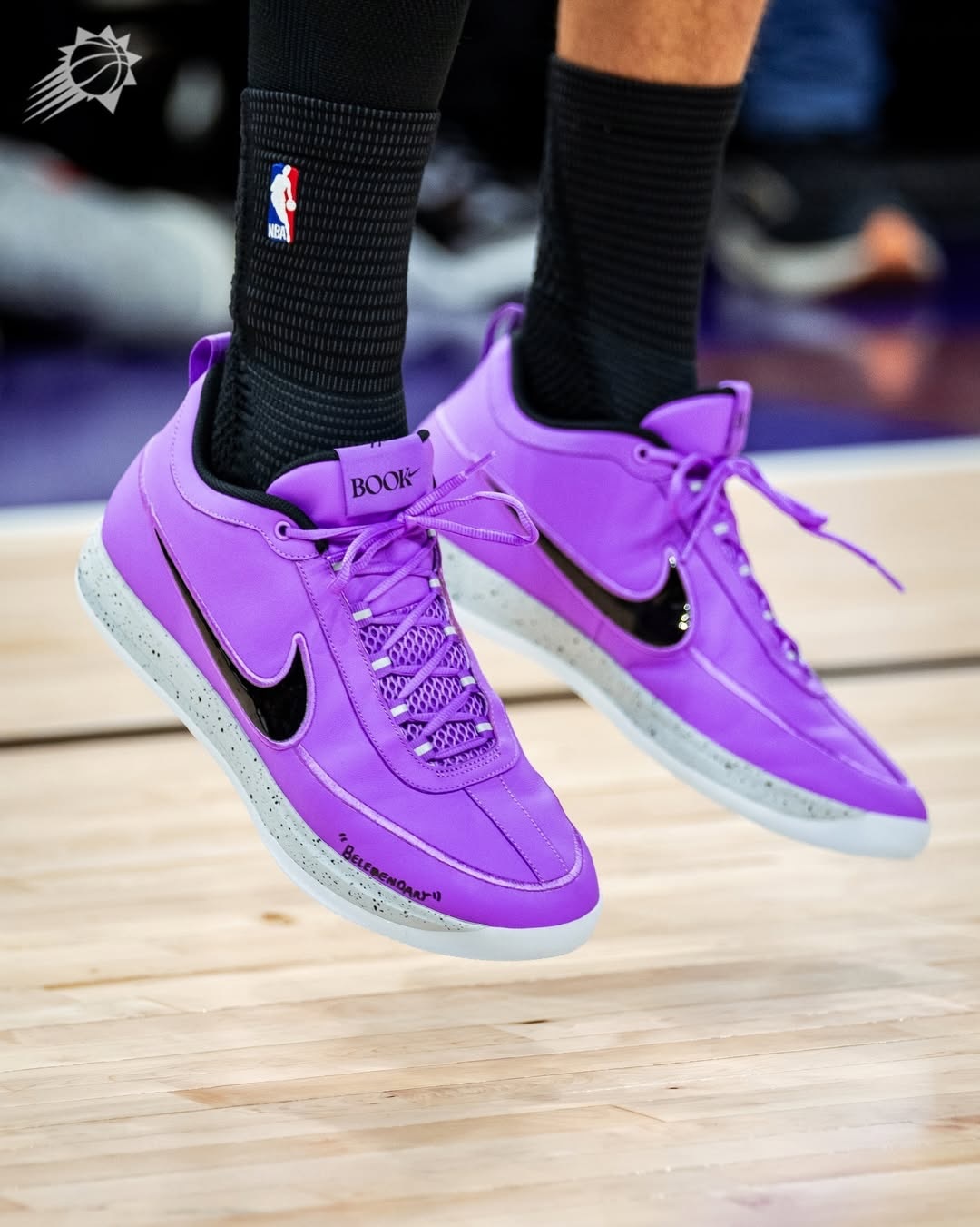 布克继续向科比致敬，科比送给布克的箴言 "Be Legendary" ，他将这句