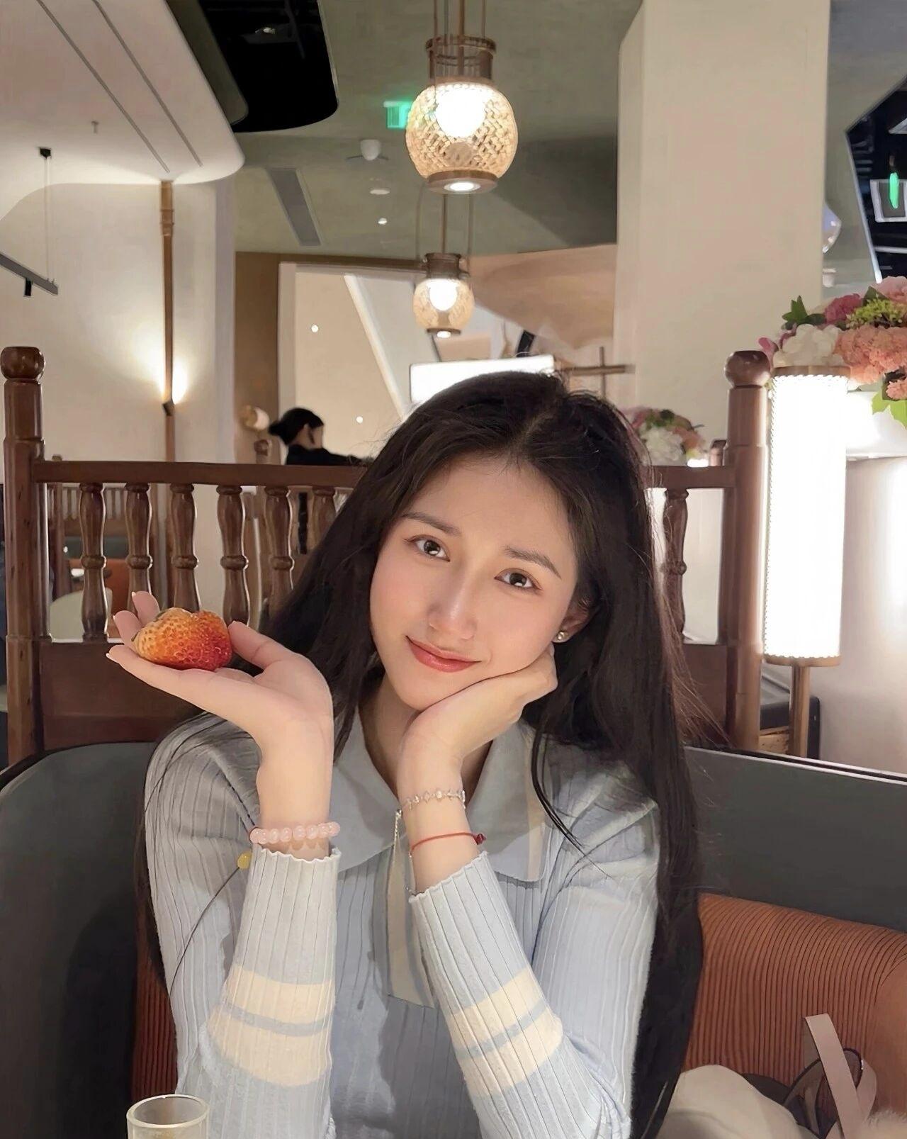 元气满满的一天，从一杯草莓开始！🍓💕