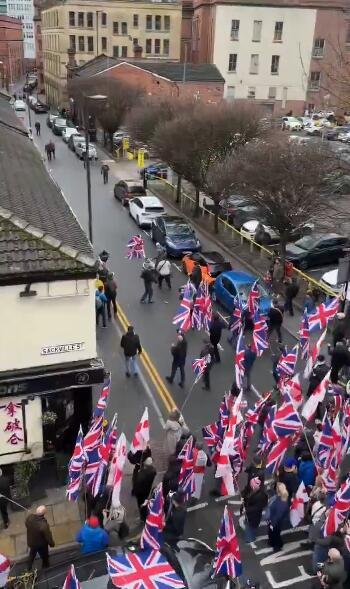 英国街头彻底打乱了！穆斯林与爱国者爆发血腥冲突，马斯克的“内战预言”要成真？
