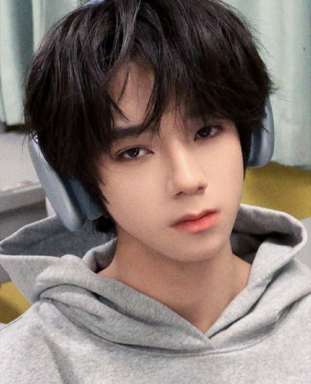 王橹杰 🎻王橹杰 清冷治愈主唱🎻王橹杰 四代唯一门面主唱少年的未来比绽放的烟