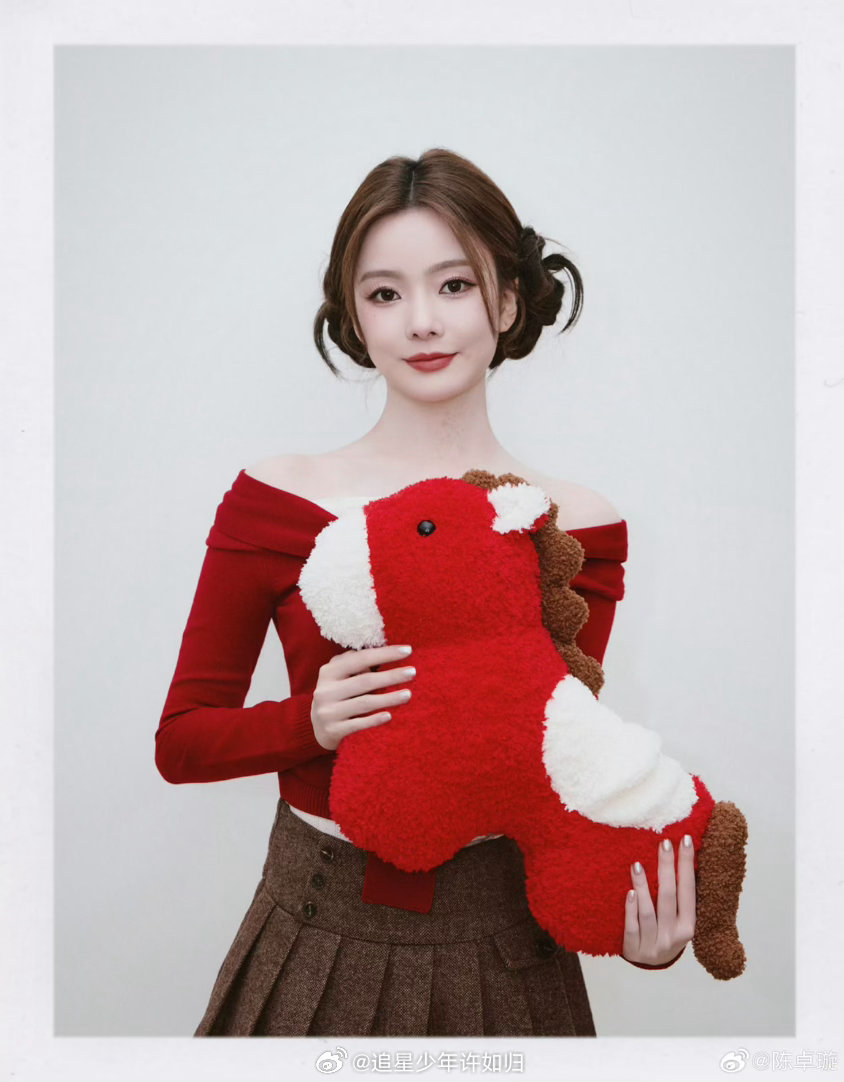 陈卓璇跳舞主打反差感 冷脸跳舞的时候气场全开，动作利落又有张力。换到软萌模式的时