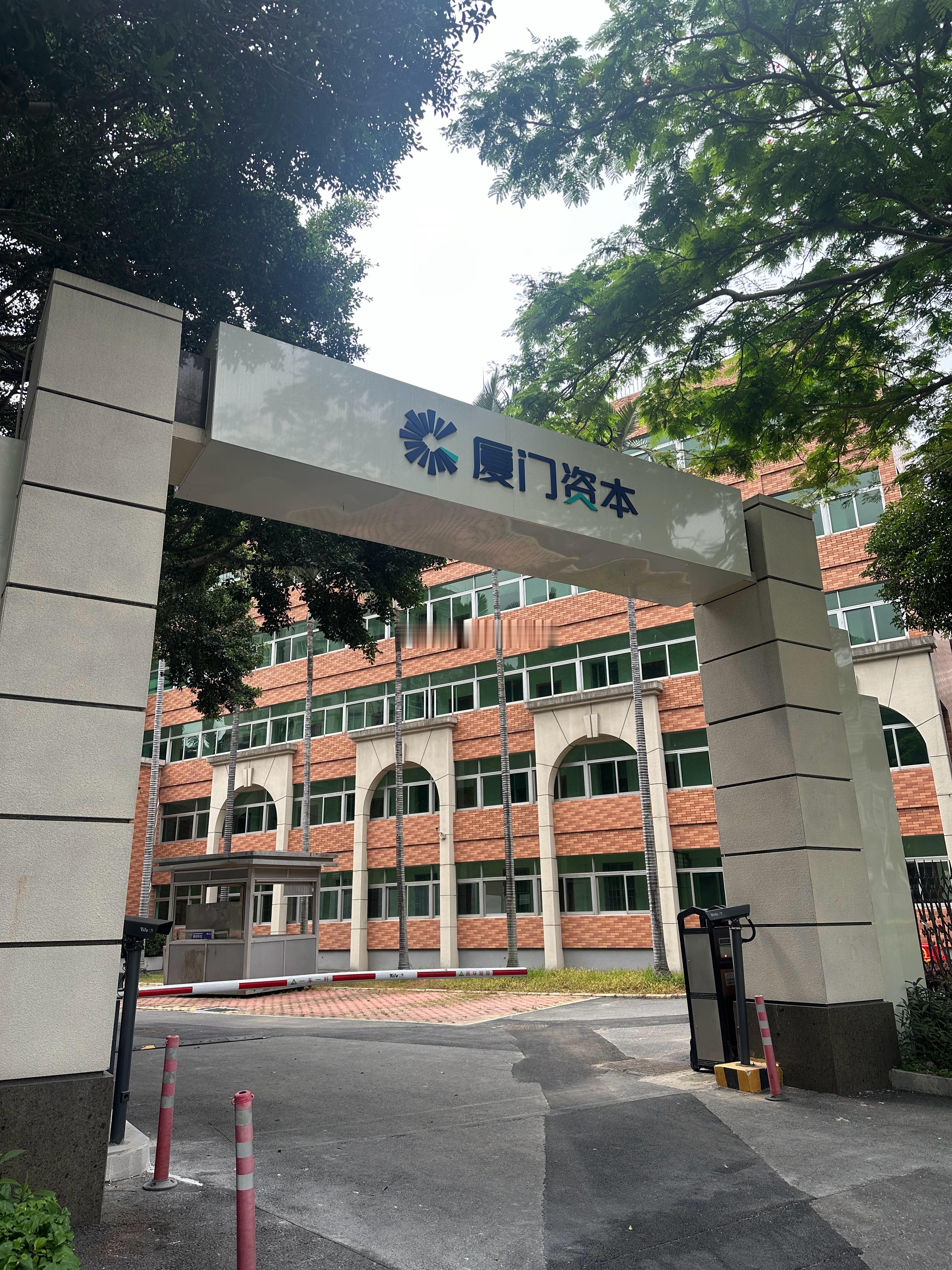 厦门体育集团今年搬迁到体育中心综合楼后，原东渡办公好像就空了