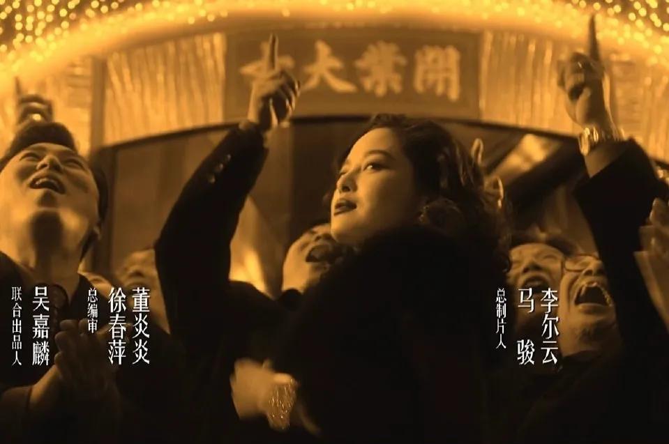 繁花里最让我误会的镜头。
这个镜头才发现李李没有指向天，那只手是后面的人的。[笑