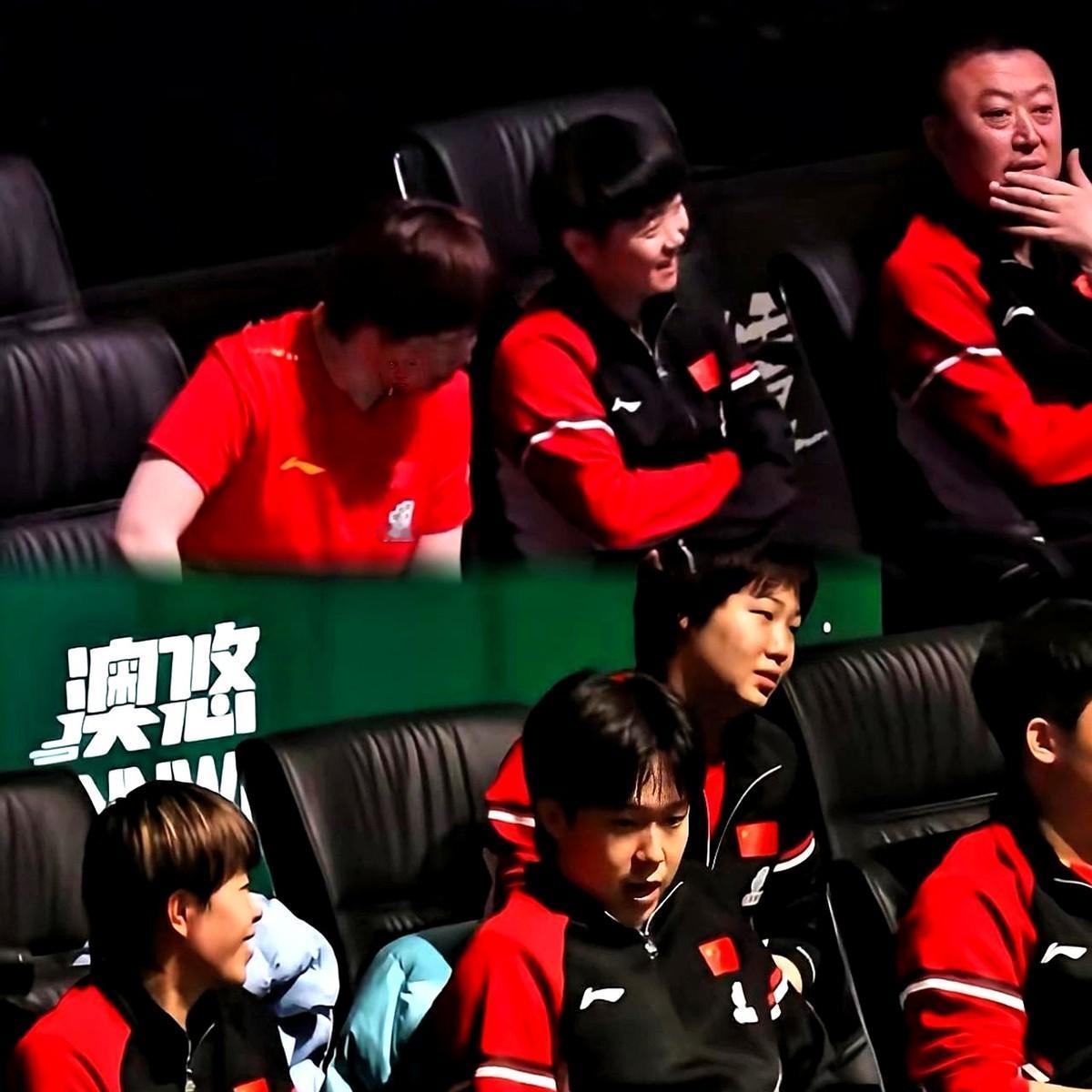 国乒观战席简直是大型团建现场！

赛场边上，王楚钦、孙颖莎、王艺迪这些主力队员排