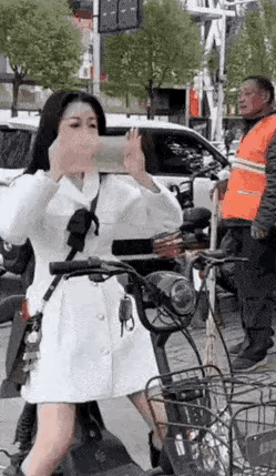 1 天呐！美女十秒变装，环卫大叔看呆了。
2 提着桶出来的瞬间就知道事情不简单了